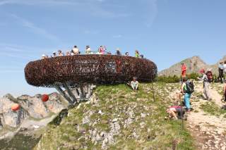 Aussichtsplattform aus Stahl auf einem Alpengipfel in natürlicher Umgebung
