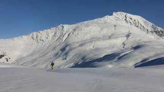 Skitourengeher in Winterlandschaft auf den Feldringer Böden