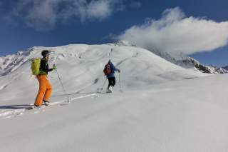 Skitourengeher in verschneiter Winterlandschaft auf den Feldringer Böden. Foto: Gerd Estermann