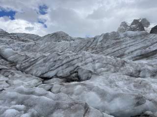 Aperer Gletscher mit Spalten.