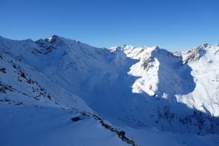 Winterliches unberührtes Gebirge mit weiten Hängen