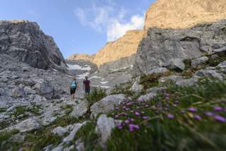 Wanderer in Felslandschaft der Berchtesgadener Alpen