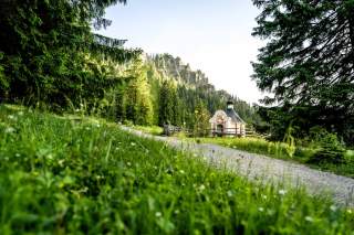 Wiesen, Wald und Kapelle in den Ammergauer Alpen