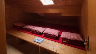 Matratzenlager in Berghütte