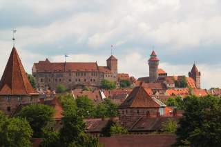 Viele rote Dächer: Die Altstadt von Nürnberg mit der Kaiserburg.