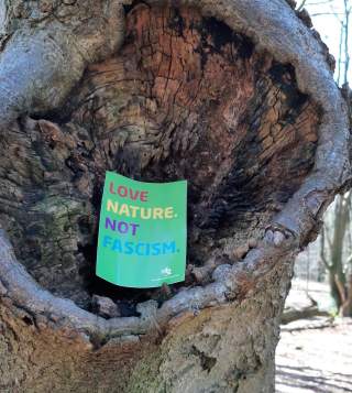 Es ist eine Postkarte zu sehen auf der steht 