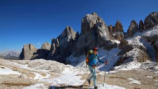 Zwischen Schnee und Stein auf dem Passo Mulaz.