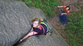 Kletterin beim Rissklettern im tschechischen Adersbach