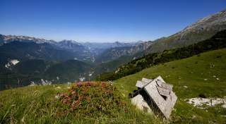 Panoramablick von der Selbstversorgerhütte Casera Canin über das Resia-Tal