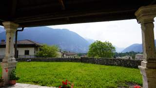 Säulen und Vordach der Kirche von Prato im Val Resia