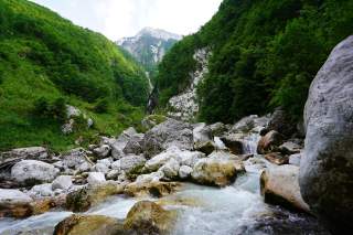 Bergbach Fontanone Barman mit Wald und Monte Musi