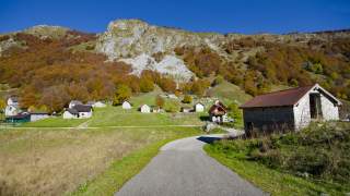 Blick auf das Almdorf Stavoli Gnivizza mit seinen renovierten Häusern.
