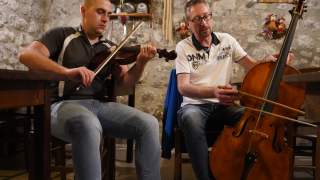 Zwei Musiker spielen Lieder aus dem Val Resia mit Geige und Cello.