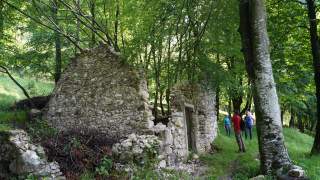 Mauerreste eines verfallenen Gebäudes auf dem Weg zur Casera Canin im Val Resia.