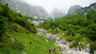 Wegpassage von der Casera Canin zur Malga Coot, darüber der Gipfel der Baba Grande in Wolken.