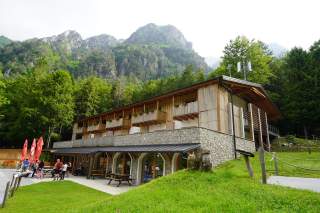 Das Rifugio Pian dei Ciclamini im Alta Val Torre mit Blick auf die Südflanke des Monte Musi