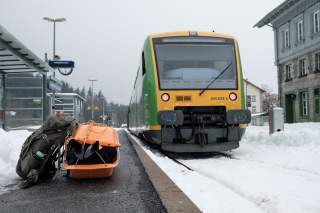 Ski-Gepäck am Bahnsteig