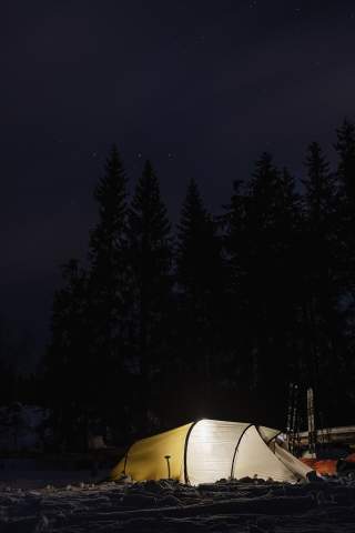Erleuchtetes Zelt unter Sternenhimmel