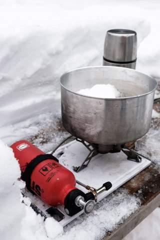 Schnee schmelzen mit dem Benzinkocher