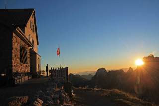 Goldener Morgen am Berggasthaus Rotsteinpass Goldener Morgen am Berggasthaus Rotsteinpass