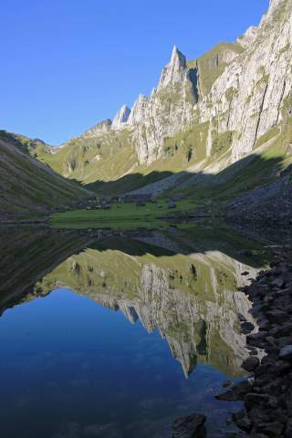Bergflanken spiegeln sich im Fählensee