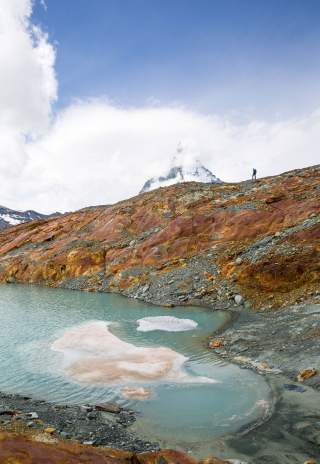 Gletschersee mit Mensch im Hintergrund