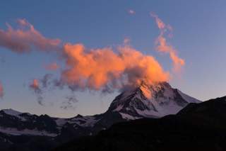 Abenddämmerung über Hochebene mit Blick aufs Matterhorn