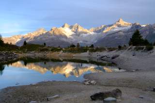 Kleiner See vor Bergkulisse