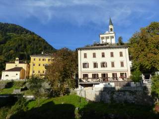 Häuser und Kirche im Ort Paularo in Karnien