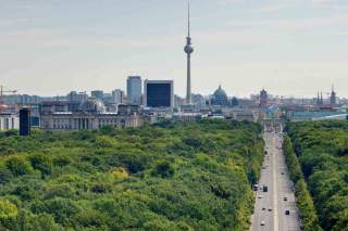 Arial View über den Tiergarten im Vordergrund, dahinter Bundestagsgebäude, Brandenburger Tor und Fernsehturm