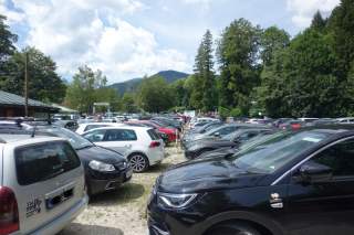 Die Anreise mit öffentlichen Verkehrsmitteln schont Klima und Nerven. Wanderparkplatz im Sommer 2020. Foto: Andi Dick