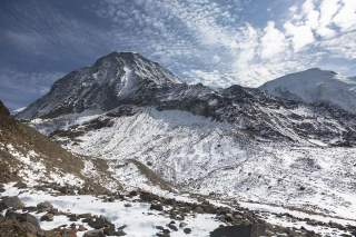 Beim Anstieg zur Goûter-Hütte muss das Grand Couloir (hinter dem rechten Grat) gequert werden – Steinschlaggefahr inklusive.