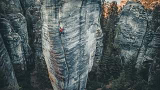 Adam Ondra beim Rissklettern in Tschechien