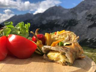 Hüttenessen mit Bergen im Hintergrund