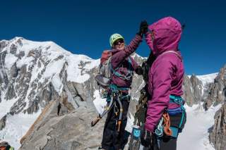 Zwei Bergsteigerinnen schlagen auf Gipfel ein