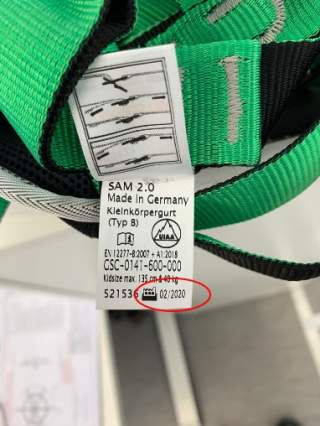 Das Produktionsdatum findet sich eingenäht am Gurt. Foto: SKYLOTEC