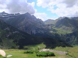 Blick auf Marboré, Brèche de Roland und Taillón (v. l.). Foto: Andreas Skorka