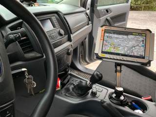 Autoinnenraum mit Monitor zur Borkenkäfer-Überwachung