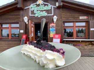 Kuchen auf Teller vor Hochheide Hütte