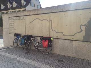 Zwei Gravelbikes vor Mauer, die Donauradweg nachzeichnet
