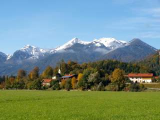 Bergsteigerdorf Schleching mit Geigelstein im Hintergrund