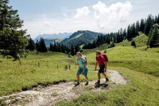 Frau und Mann wandern auf Bergpfad