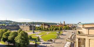 Sommertag in Stuttgart, Blick auf den im Kessel liegenden Schlossplatz.