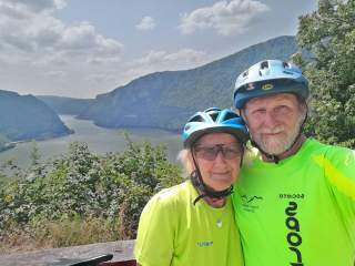 Selfie von Pärchen mit Fahrradhelmen vor Donau