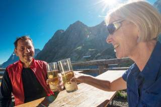 Mann und Frau stoßen auf Hütte an