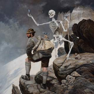 Gemälde von Wanderer am Berg neben dem ein Skelett steht
