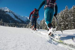 Zwei Langläufer in einer Winterlandschaft