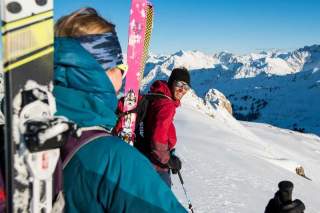 Zwei Menschen bei Sonnenschein auf Skitour