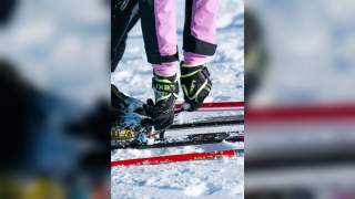 Hände öffnen Skitourenbindung.