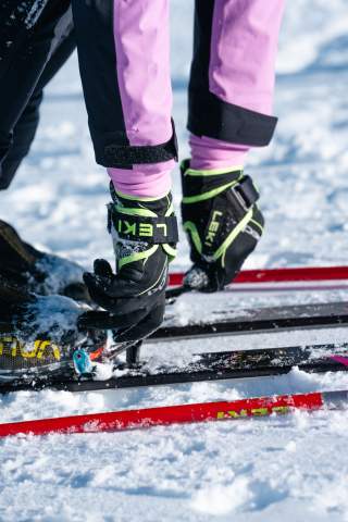 Hände öffnen Skitourenbindung.